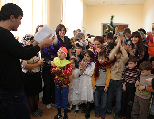 Дагестанские студенты на организованном ими детском празднике 30 декабря 2009 года. Автор фото Гамид Гитинов
