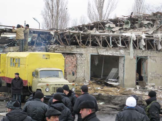 Последствия взрыва на базе ГИБДД в Махачкале 6 января 2010 г. Фото "Кавказского узла"