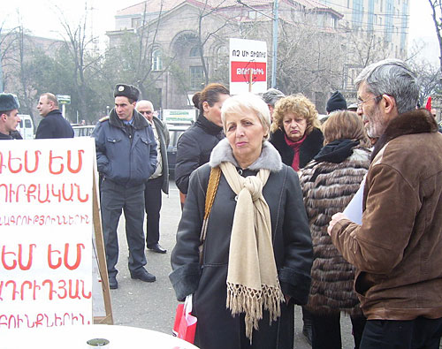 Акция протеста перед зданием КС, организованная АРФД, 12 января 2010 года. Фото "Кавказского Узла"
