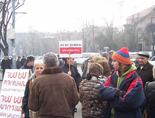 Акция протеста перед зданием КС, организованная АРФД, 12 января 2010 года. Фото "Кавказского Узла"