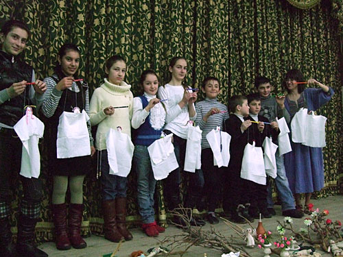 Северная Осетия, село Куртат. Во время творческой игры для ингушских и осетинских детей, которые посещают видеокружки в рамках проекта центра "Гражданское содействие". 27 января 2010 года. Фото "Кавказского Узла"