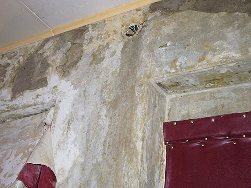 Стены в квартире No.4 Г.Ф.Мишуковой спустя полгода после очередного ремонта. Фото "Кавказского Узла"