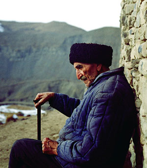 Фотография "На годекане", представленная на фотовыставке "Северный Кавказ - на дороге перемен". Автор фото Камиль Чутуев