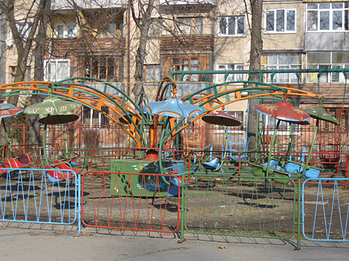 Владикавказ, центральный парк культуры и отдыха имени К. Хетагурова. Аттракцион "Карусель" устарел и не соответствует требованиям безопасности. Фото "Кавказского Узла"