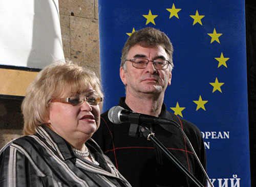 Киновед, руководитель киноклуба "Арс" Светлана Новикова и кинорежиссер Хусейн Эркенов. Ростов-на-Дону, 1 марта 2010 года. Фото "Кавказского Узла"