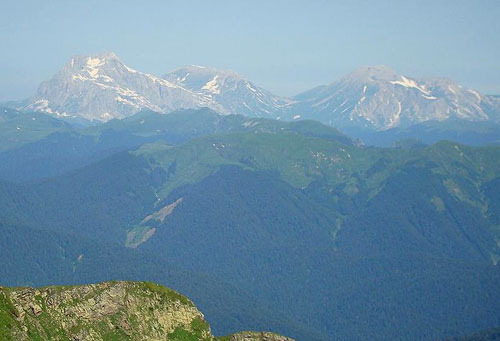 Вид на Фишт-Оштеновский массив с вершины г.Ачишхо, Красная Поляна. Слева направо: Фишт, Пшехо-Су. Фото с сайта http://ru.wikipedia.org