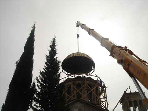 Установка нового купола. Сухум, март 2010 года. Фото "Кавказского Узла"