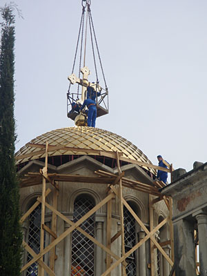 Установка узорного креста над куполом Сухумского Кафедрального собора, март 2010 года. Фото "Кавказского Узла"
