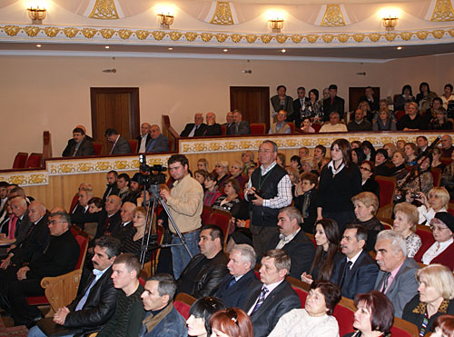 Общественная дискуссия "Мир Кавказу" в Русском драматическом театре. 21 марта 2010 года. Фото Владимира Мукагова