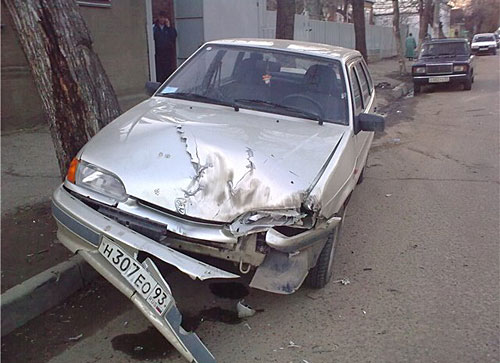 Автомобили, попавшие под колеса "КАМАЗа" в Краснодаре. Март 2010 года. Фото очевидцев ДТП