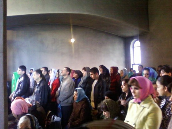 Великая суббота. Верующие молятся в церкви г.Степанакерта.