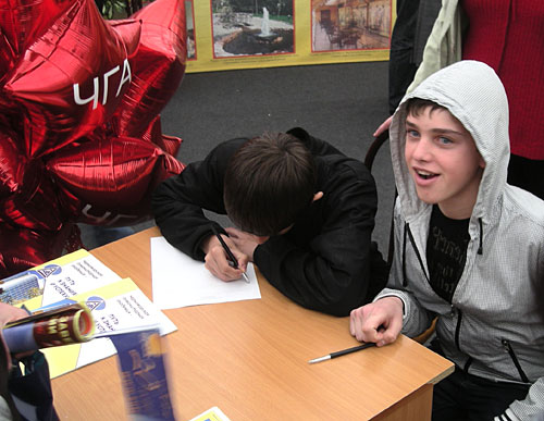 Посетители ежегодной выставки-ярмарки "Сделай свой выбор". Сочи, 9 апреля 2010 года. Фото "Кавказского Узла"