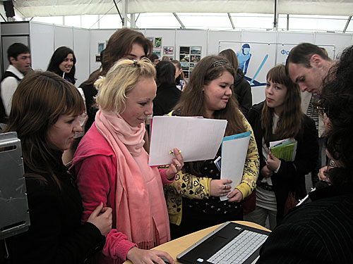 Посетители ежегодной выставки-ярмарки "Сделай свой выбор". Сочи, 9 апреля 2010 года. Фото "Кавказского Узла"