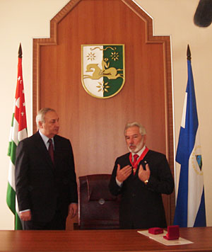 Сергей Багапш наградил главу МИД Никарагуа высшей наградой Абхазии, Сухум 16 апреля 2010 года. Фото "Кавказского Узла"