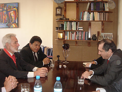 Встреча Самуэля Сантоса Лопеса с премьер-министром Абхазии Сергеем Шамбой. Сухум, 16 апреля 2010 года. Фото "Кавказского Узла" 