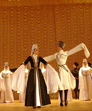 Солисты ансамбля "Кавказ" Хына Бигуаа и Асида Джалагония, Сухум, 16 апреля 2010 года. Фото "Кавказского Узла"
