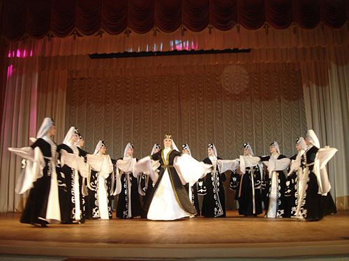 Девичий танец в исполнении ансамбля "Кавказ", Сухум, 16 апреля 2010 года. Фото "Кавказского Узла"