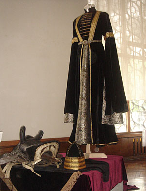 Традиционное праздничное платье абхазски и абхазское женское седло конца 19 века. Сухум, 22 апреля 2010 года. Фото "Кавказского Узла"