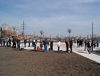 Владикавказ, посадка деревьев на новой набережной Терека, 17 апреля 2010 года. Фото "Кавказского Узла"