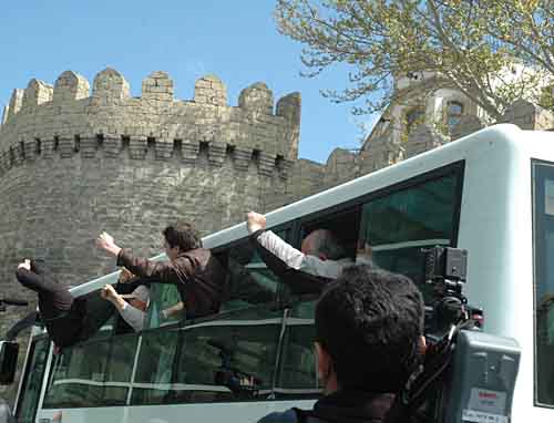 Автобус с задержанными оппозиционерами, Баку, 26 апреля 2010 года. Фото "Кавказского Узла" 