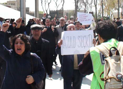 Пикет блока "Свобода" перед станцией метро "Ичери-шехер" рядом с Бакинской мэрией, 26 апреля 2010 года. Фото "Кавказского Узла" 