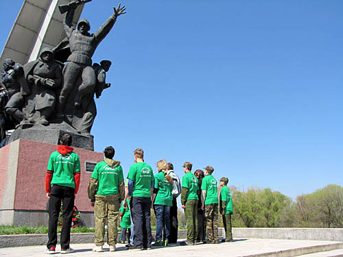 Участники городского субботника возлагают венок к мемориалу погибшим за освобождение Ростова воинам в годы Великой отечественной войны. Ростов-на-Дону, 24 апреля 2010 года. Фото "Кавказского Узла"