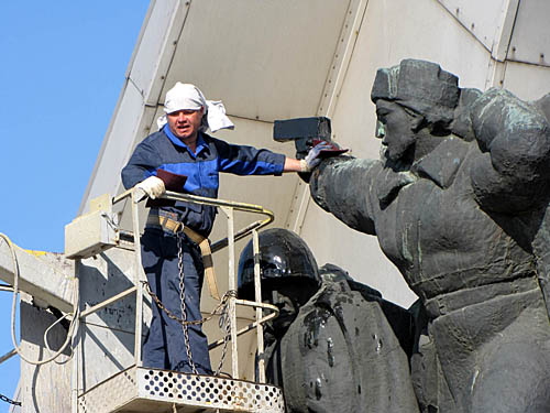 Участники субботника проводят работы у мемориала погибшим за освобождение Ростова воинам в годы Великой отечественной войны. Ростов-на-Дону, 24 апреля 2010 года. Фото "Кавказского Узла"