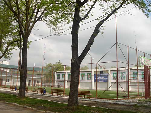 Поле с икусственным покрытием на Сухумской набережной, апрель 2010 года. Фото "Кавказского Узла"