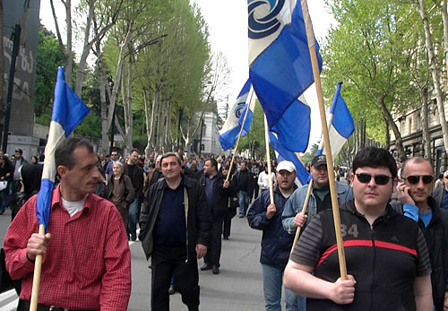 Колонна митингующих на подходе к площади Свободы. Тбилиси, 30 апреля 2010 года. Фото "Кавказского Узла"