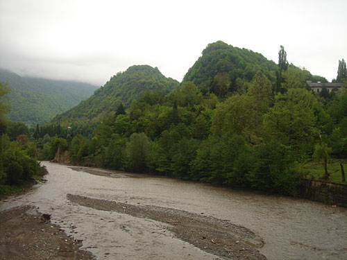 Река Аалдзга, Ткуарчал, 5 мая 2010 года. Фото "Кавказского Узла"