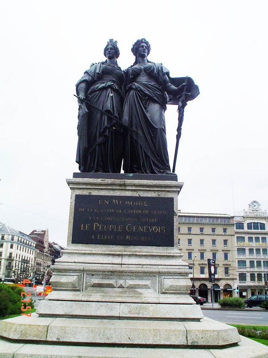 Памятник королеве Женевы Женевьеве и королеве Швейцарии Гельвитии. Установлен в 1812 году в честь вхождения Женевы в состав Швейцарии. Женева.