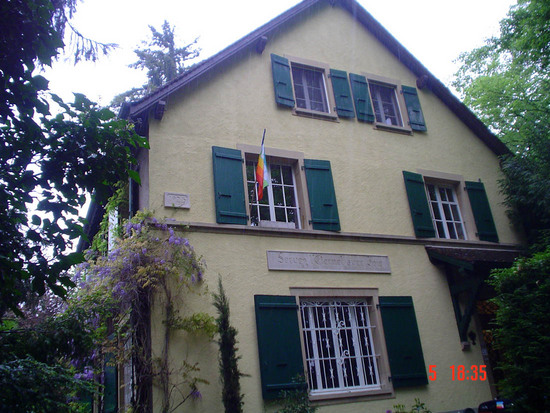 Дом, где проживает семья нетрадиционной сексуальной ориентации. Вывешен их флаг. Женева.