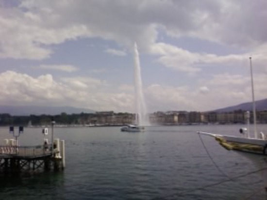Знаменитый фонтан на Женевском озере.