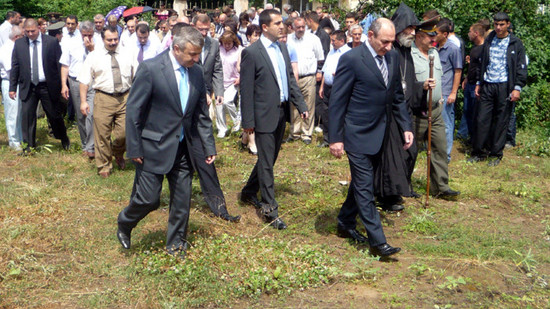 Президент НКР Бако Саакян, спикер Ашот Гулян и другие официальные лица.