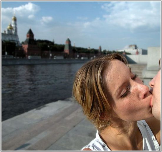 Почти невинный поцелуй...)))