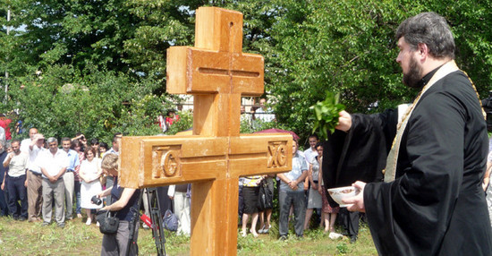 Православный крест освящает Отец Александрю Место будущего православного храма в Степанакерте.