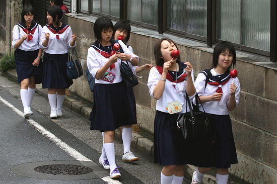 Япония. Школьницы.