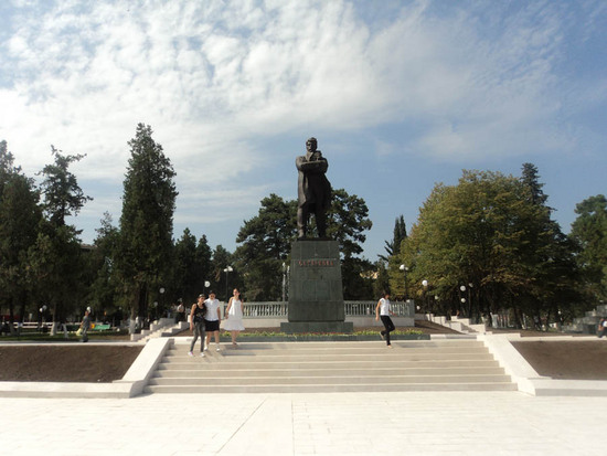 Отреставрированный памятник Степана Шаумяна.