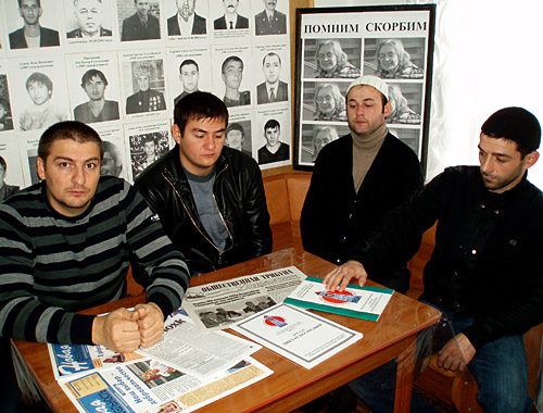 Сотрудники правозащитной организации "Машр" на встрече памяти обозревателя "Новой газеты" Анны Политковской. Карабулак, 7 октября 2010 года. Фото "Кавказского узла"