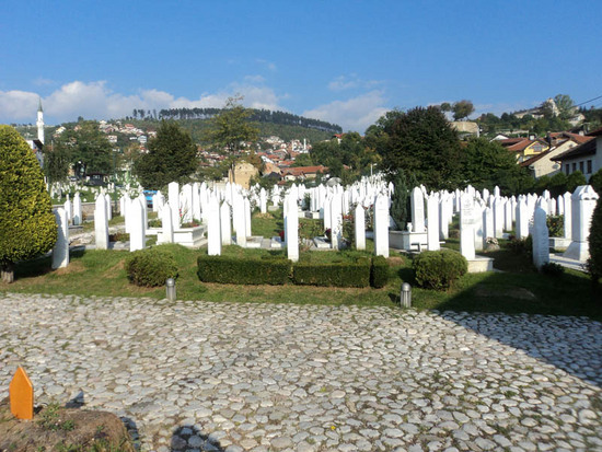 Сараево - город кладбищ... во время осадыи бомбардировок людей хоронили там, где могли...