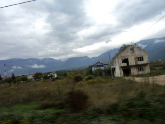 Разрушенный дом в сербской деревне.