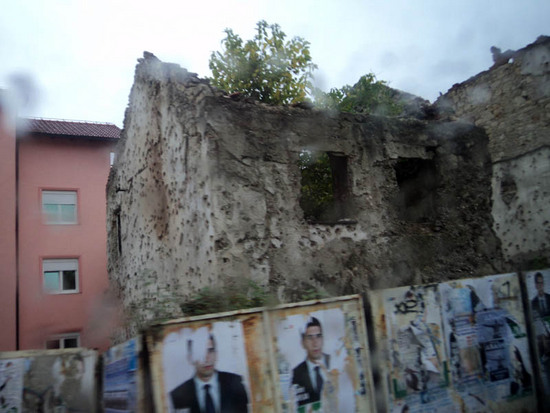 Разрушенный дом в г.Мостар (хорватская часть).