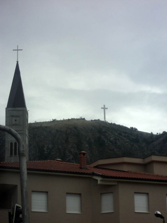 Крест на горе. Водрузили в честь погибших в войне хорватов. г.Мостар.