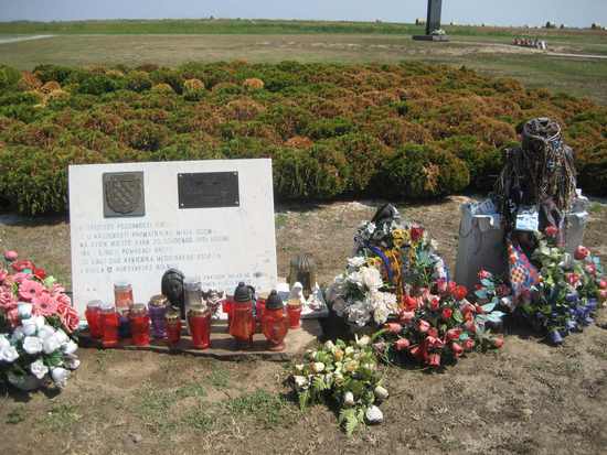 Мемориал "Овчара". г.Вуковар (хорватский город). Сербы убили 364 раненных мужчин хорватов...