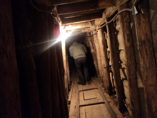 Тунель... рыли, когда Сараево было в осаде... рыли почти 2 года. Длина 800м., высота до 1м.60см., ширина 1м. Медикаменты, оружие, пища, люди, всё шло через тунель...