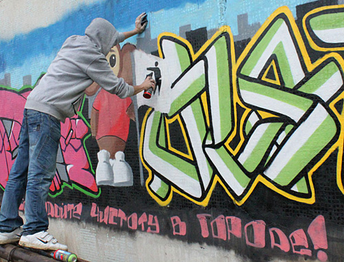 Выпускник махачкалинской школы граффити расписывает стену к акции "Чистый город". Махачкала, декабрь 2010 года. Мурад Магомедов для "Кавказского узла"