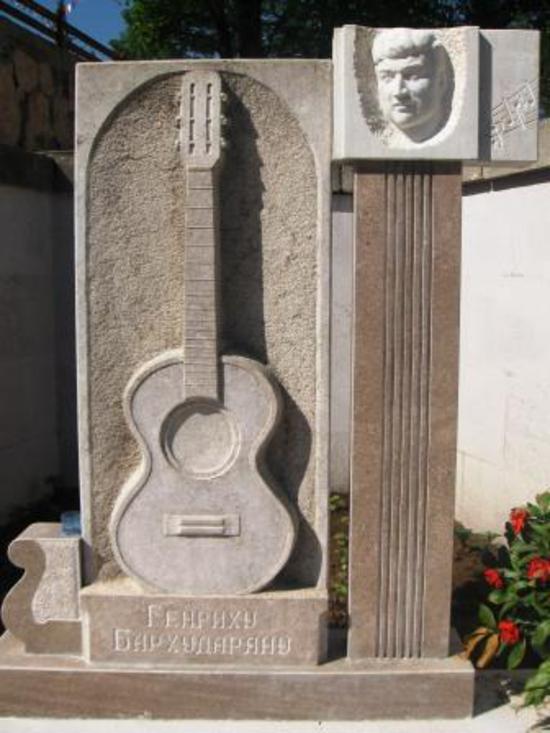 Памятник-гитара-Генрих...