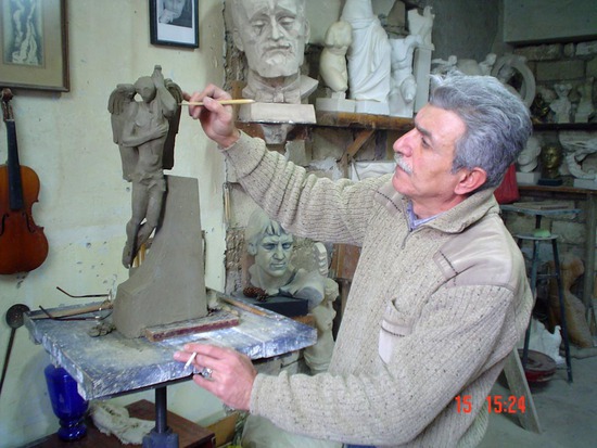 Скульптор Альберт Саркися, автор памятника. В мастерской.