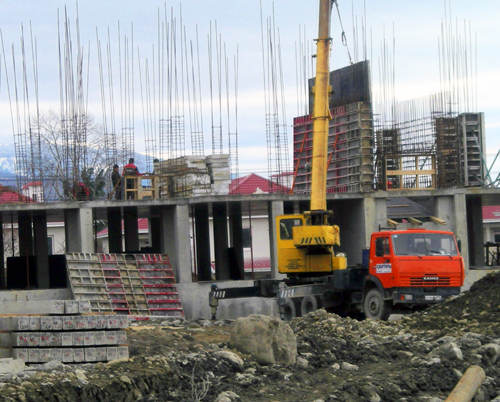 В микрорайоне Весёлое-Псоу, продолжается строительство многоквартирных домов для переселенцев. Сочи, 19 февраля 2011 г. Фото "Кавказского узла".