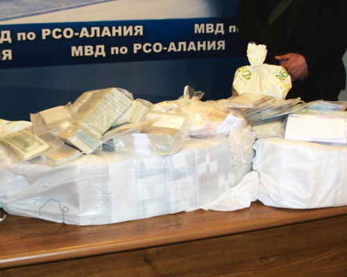 Иъятые во время спецоперации деньги, которые были украдены во время разбойного нападения на Владикавказский филиал "Банка Москвы". Северная Осетия, Владикавказ, 4 марта 2011 г. Фото "Кавказского узла".